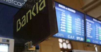 Paneles informativos en la Bolsa de Madrid que muestran la cotización de los principales valores del IBEX 35.