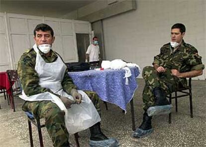 Dos médicos militares españoles, en una morgue provisional cerca de Trabzon, el pasado 27 de mayo.