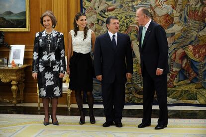 De izquierda a derecha, la reina Sofía, la reina Rania, el rey Abdalá y el rey Juan Carlos I, el 18 de octubre de 2008, en el palacio de la Zarzuela (Madrid).