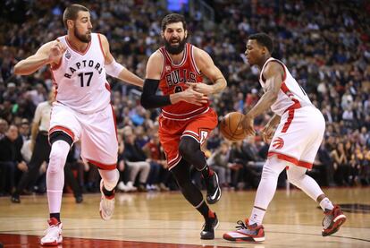 Mirotic, entre Lowry y Valanciunas.