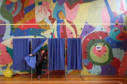 Una mujer vota en un colegio electoral en la ciudad francesa de Bron.