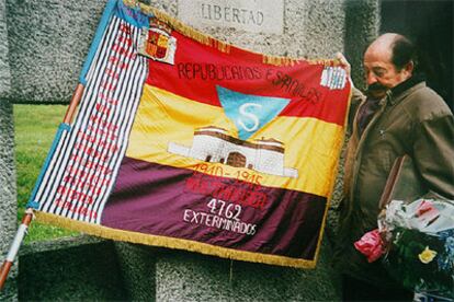 Enric Marco, al lado de una bandera republicana en el campo de exterminio de Mauthausen, en Austria, en 2003.