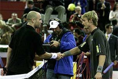 TENNIS MASTERS DE MADRID: Andre Agassi y Juan Carlos Ferrero se saludan al final del partido.