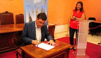 La alcaldesa de Dénia y el portavoz de Compromís en las Cortes, Enric Morera.
