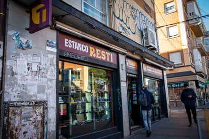 Estanco de Usera donde se refugió una de las menores.