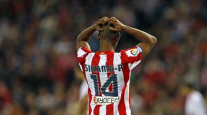 Sinama se echa las manos a la cabeza tras un fallo durante un partido con el Atlético.