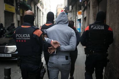 Police take away one of the suspects in El Raval.