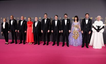 El presidente del Gobierno, Pedro Sánchez, acompañado por otras autoridades y miembros de la Academia de Cine, en la alfombra roja.
