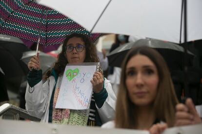 Concentración de médicos y personal sanitario en la puerta del Hospital Gregorio Marañón de Madrid. 