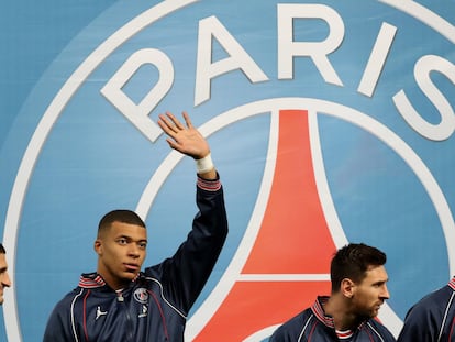 Kylian Mbappé, Lionel Messi y Achraf Hakimi, antes de un partido con el PSG.