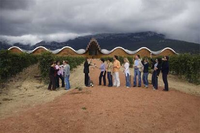 Las ondulaciones del tejado compensan las fuerzas en la Bodega Ysios, proyecto de Calatrava sin un solo punto de apoyo.