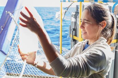 Una investigadora del Instituto Español de Oceanografía durante una campaña de investigación a bordo del buque 'Ramón Margalef' en 2017.