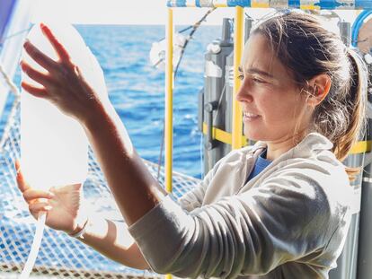 Una investigadora del Instituto Español de Oceanografía durante una campaña de investigación a bordo del buque 'Ramón Margalef' en 2017.