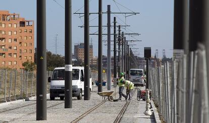 Varios obreros trabajan en la línea 1 del metro de Málaga.