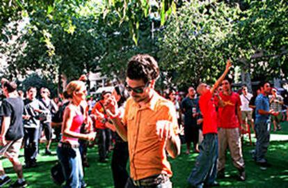 Jóvenes bailando en el espacio SónarVillage en el recinto del Centro de Cultura Contemporánea de Barcelona.