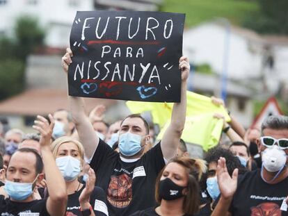 Trabajadores de Nissan Barcelona protestan en la factoría de la marca japonesa en Los Corrales de Buelna (Cantabria), este miércoles.