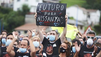 Trabajadores de Nissan Barcelona protestan en la factoría de la marca japonesa en Los Corrales de Buelna (Cantabria), este miércoles.