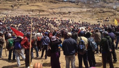 Manifestantes que se oponen al proyecto minero en Perú.
