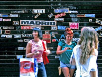 Una galería de arte en una valla de obra