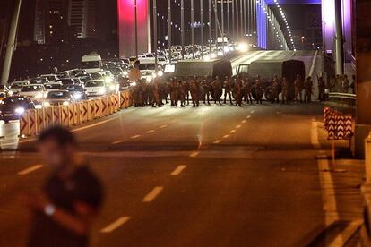 Militares del Ejército turco realizan un bloqueo sobre los puentes de Estambul