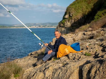 Miguel Ángel Revilla pescando, en la península de la Magdalena de Santander, el pasado 18 de agosto.