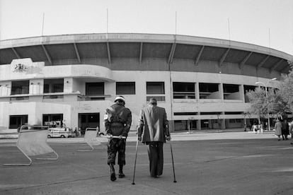 Frente a la Sede de votación en el Estadio Nacional, centro de detención y tortura tras el golpe de Estado de 1973. Se calcula que cerca de 20.000 personas estuvieron allí.