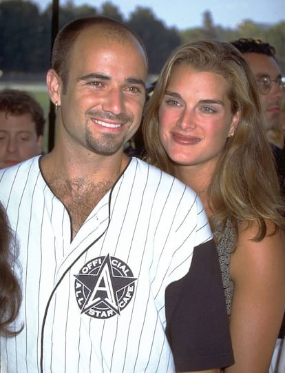 Comenzaron a salir en 1993 y se casaron en el 97. Shields (Nueva York, 51 años) reconoció en sus (segundas) memorias, publicadas en 2014, que supo que había sido un error casarse con Agassi (Las Vegas, 46 años) al día siguiente de hacerlo porque apenas se veían. Obviamente el matrimonio duró poco: dos años. La actriz posteriormente se casó y tuvo dos hijos con el guionista Chris Henchy; el tenista se casó con otra tenista, la mítica Steffi Graf, considerada una de las mejores del mundo.