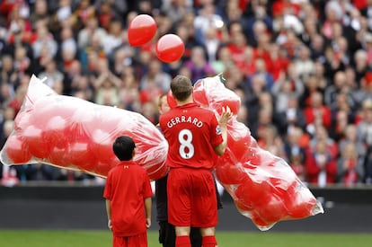 Gerrard colabora a liberar los 96 globos rojos.