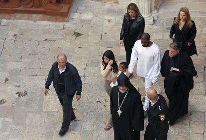 Kim Kardashian, con North West en brazos, camina por los patios de la iglesia junto a su marido y su hermana (arriba a la izquierda).