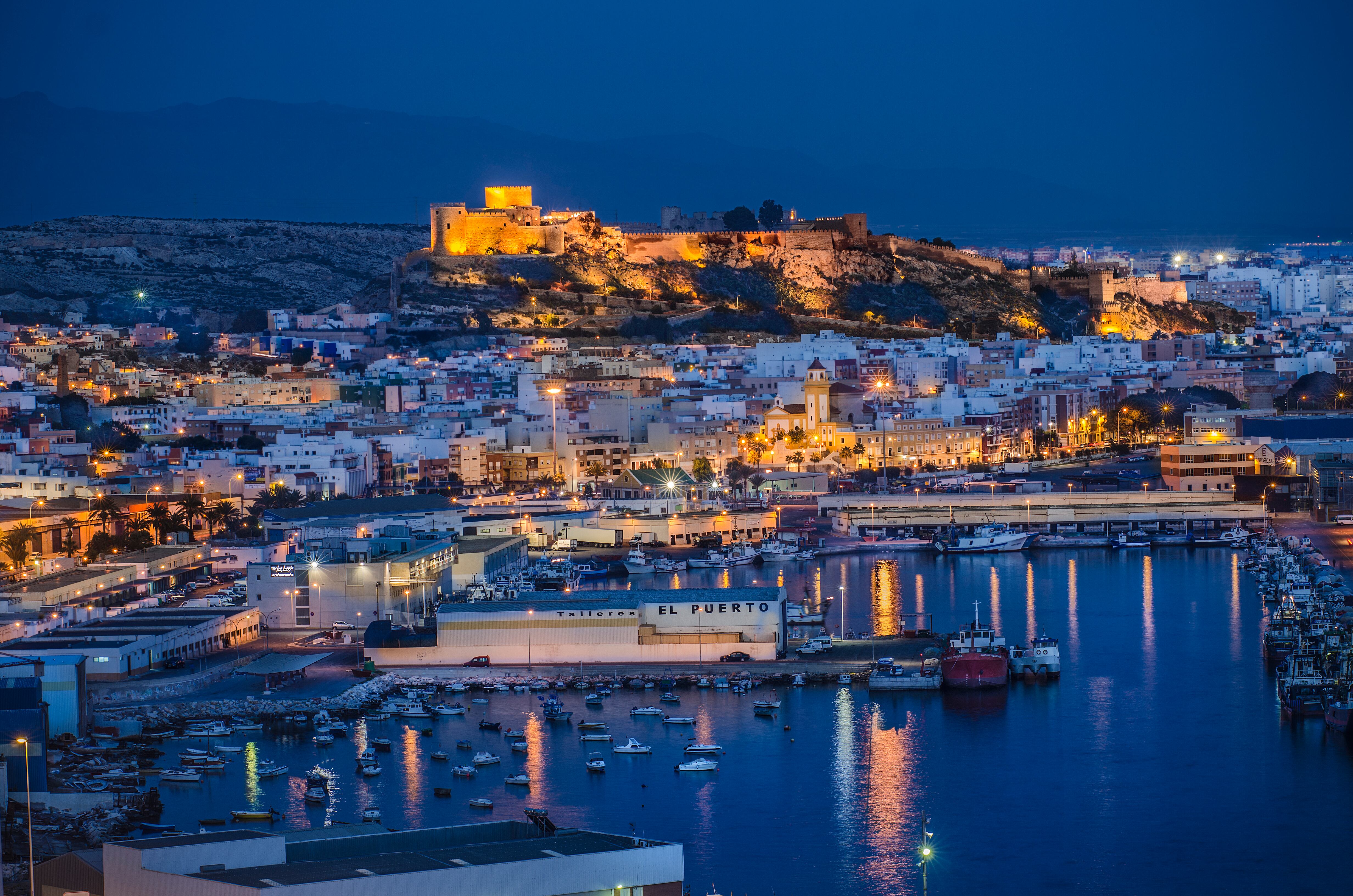 Vista panorámica del puerto de la ciudad de Almería.