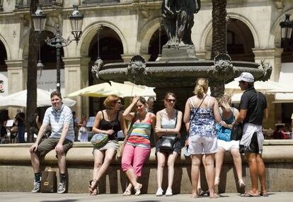 Turistas en la Plaza Real de Barcelona.