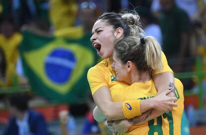 Les jugadors brasileres d'handbol Jessica Quintino ( i) i Deonise Fachinello ( d) celebren un gol contra Noruega, a l'Arena Futur al Parc Olímpic de Rio de Janeiro.