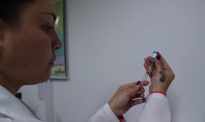 Médica aplica injeção contra o sarampo em São Paulo.