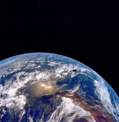 Una de las piezas del módulo lunar, silueteado contra la Tierra.