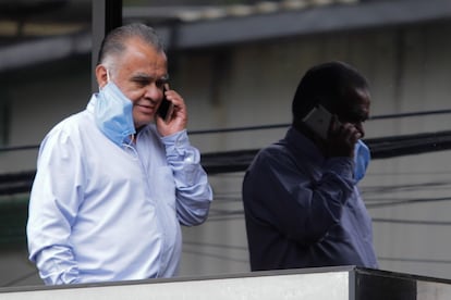 Un hombre habla por teléfono en una calle de Ciudad de México, en mayo de 2021.