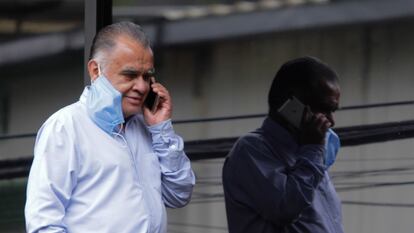 Un hombre habla por teléfono en una calle de Ciudad de México, en mayo de 2021.