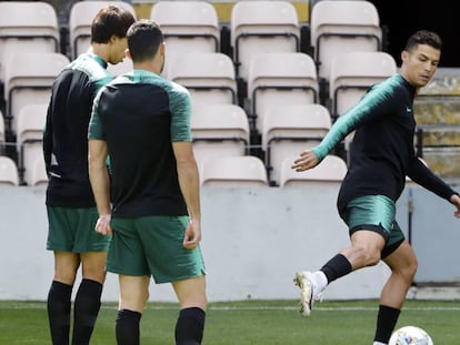 Cristiano Ronaldo con la selección portuguesa de fútbol, entrenando antes de la final de la Liga de las Naciones 2019 contra Países Bajos.