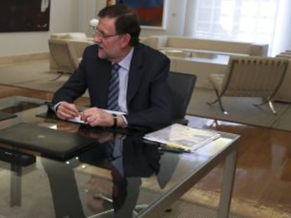 El presidente del Gobierno, Mariano Rajoy,  y el secretario general del PSOE, Alfredo P&eacute;rez Rubalcaba, en el palacio de la Moncloa. 