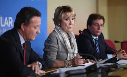 Esperanza Aguirre, durante la rueda de prensa de hoy haciendo pública el fallo judicial que anula la comisión de investigación.
