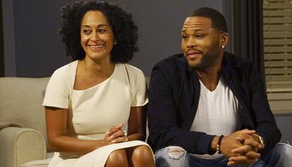 Tracee Ellis Ross e Anthony Anderson em “Black-ish”.