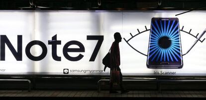 Un hombra camina junto a una publicidad del Galaxy Note 7 en Birmania.