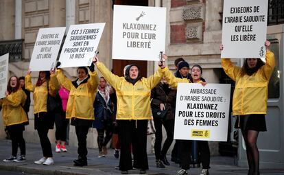 Miembros de Amnistía Internacional se manifiestan ante la Embajada de Arabia Saudí en París para pedir la liberación de las activistas el pasado 8 de marzo. 