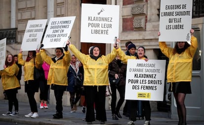 Miembros de Amnistía Internacional se manifiestan ante la Embajada de Arabia Saudí en París para pedir la liberación de las activistas el pasado 8 de marzo. 