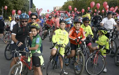 Muchos niños, protegidos con casco, han participado este domingo en la marcha festiva de la bicicleta junto a sus padres y madres. Han sido cerca de 10.000 participantes en Valencia.