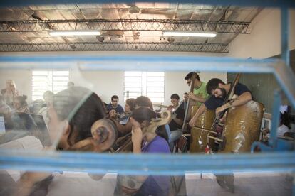 Foto del 12 de marzo de 2014. Un ensayo de la orquesta juvenil de Paraguay que toca con instrumentos reciclados del vertedero de su barrio en Asunción (Paraguay).  
