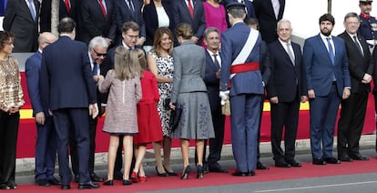 La infanta Sofía saluda a Felipe González en la Fiesta del 12 de Octubre junto a sus padres y hermana.