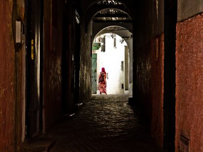 Una mujer camina por una calle de Tánger.