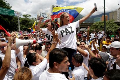 Lilian Tintori, esposa del opositor Leopoldo Lopez, durante la manifestación contra Maduro.