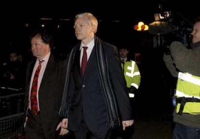 El fundador de Wikileaks Julian Assange (c) y su abogado Mark Stephens (i) salen hoy de los juzgados de Belmarsh, en Londres