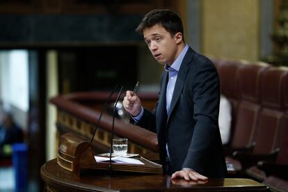 “Había que abandonar el triunfalismo y contestar a quién iba a pagar la crisis. Era necesario un golpe de timón. Ayer le escuché este golpe de timón y me alegro. Tiene que llegar a la vida cotidiana, hay que llevarlo hasta el final. Es necesaria una intervención decidida para que los de arriba no trasladen los costes a los de abajo. Si el Estado ha estado por la pandemia, entonces puede estar en la lucha por el derecho a vivir en paz”, ha dicho el portavoz de Más País, Íñigo Errejón, durante su intervención.